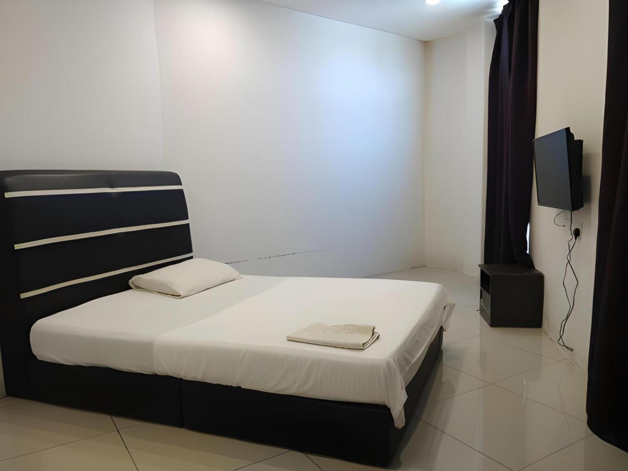 Oyo 90995 Hotel Nk Impian Seri Iskandar Exterior foto