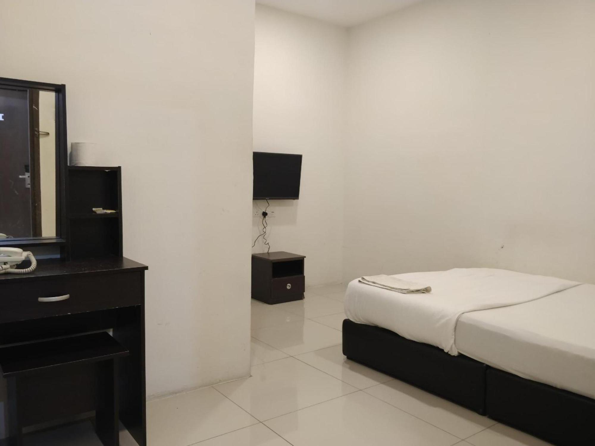 Oyo 90995 Hotel Nk Impian Seri Iskandar Exterior foto